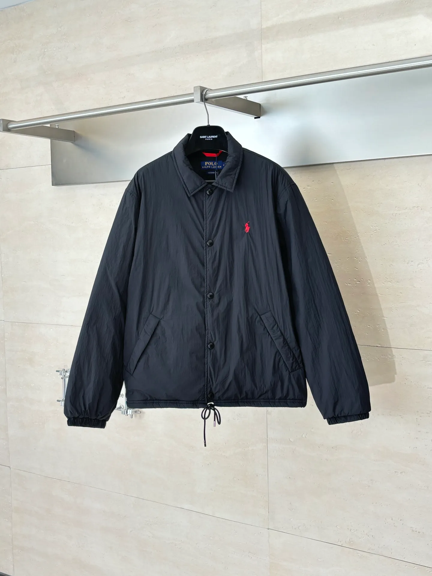 P670 Ralph Laure*/Ralph Lauren 25FW red label thin cotton coach jacket. The surface material is made of high-density nylon taffeta with a density of about 210T-300T. The surface is smooth and slightly matte. It has excellent windproof and waterproof performance (with DWR water-repellent treatment). It has strong wrinkle resistance and is easy to care for. It is in line with the positioning of American casual "durable and practical". Lining: Lightweight cotton-polyester blend lining (65% Polyester + 35% Cotton) Embroidery positioning: Precisely position through the template (12cm from the bottom of the neckline, 8cm from the placket) to ensure left and right symmetry and centering.  Size：S/M/L/XL